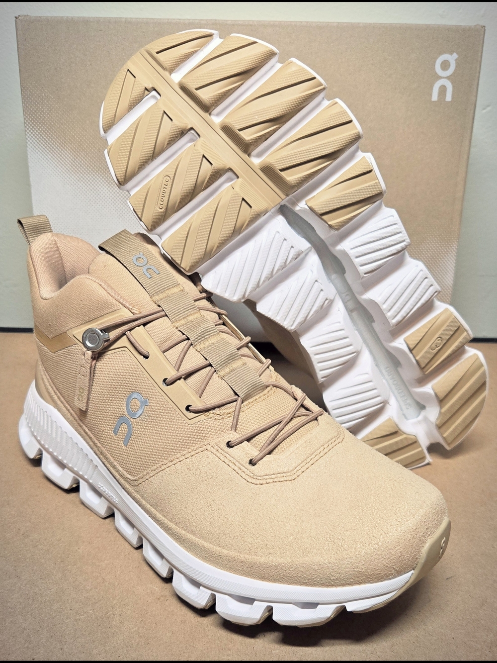 NEW On Cloud Hi Women's 8 - Mid Top Running, Travel, Adventure Sneaker Boot Shoe